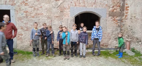 Práce chlapců venku během pobytu