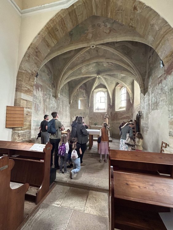 Rodiny uvnitř kostela