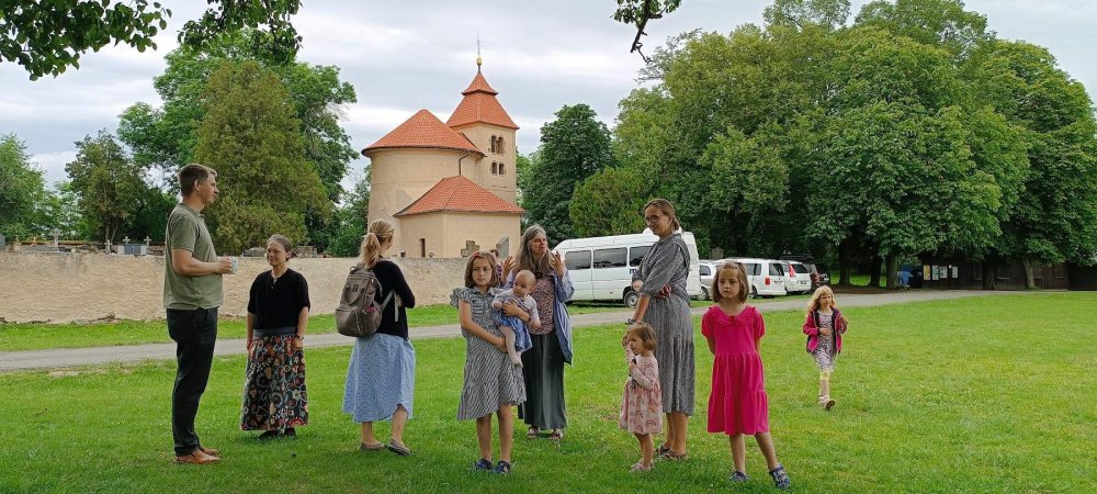 Rodiny před rotundou