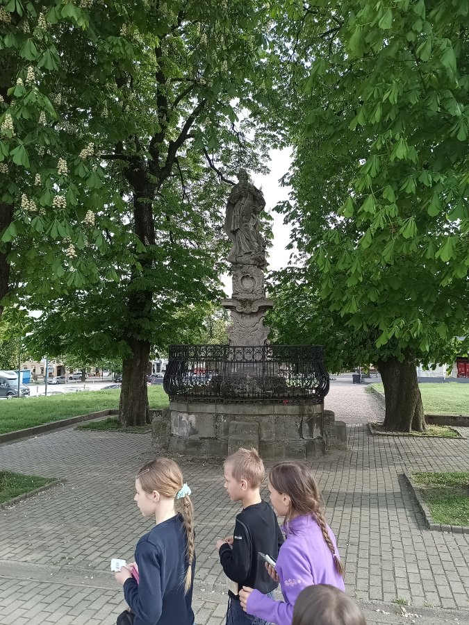 Mariánská socha pod rozkvetlými kaštany v parku pod Jasnou Horou