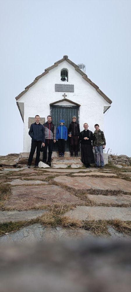Poutníci v horách nad Oropou