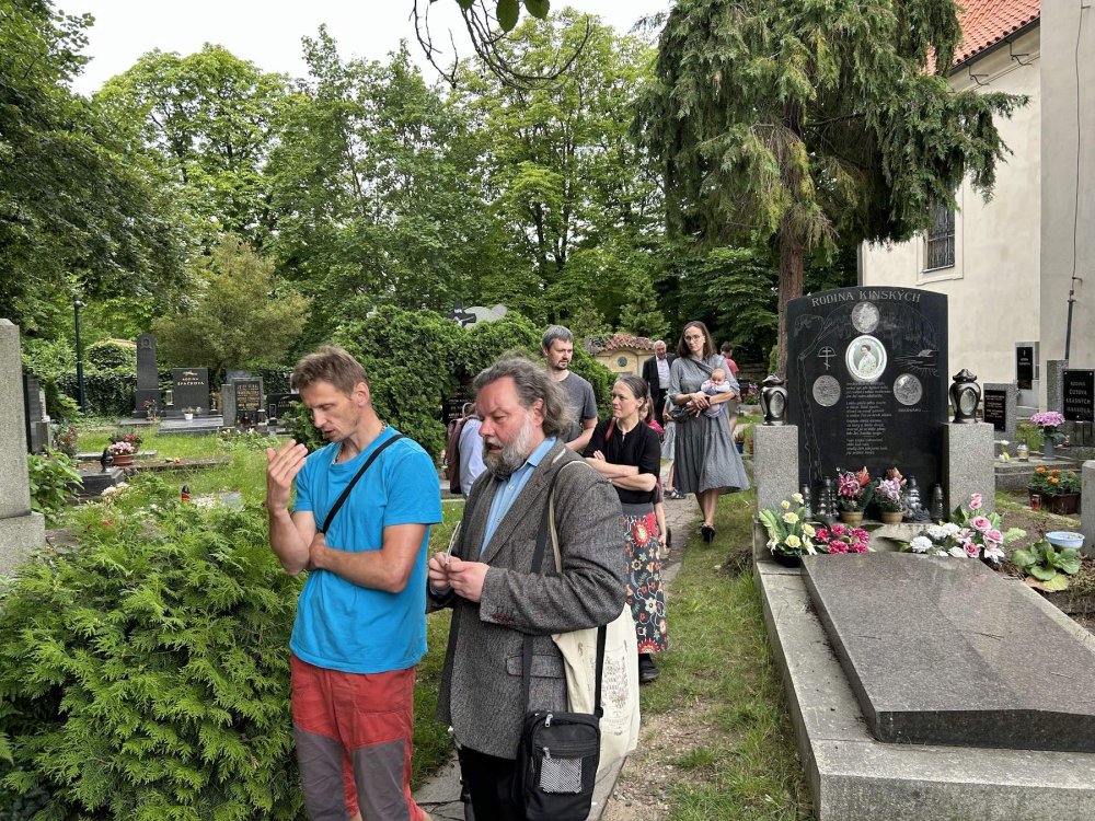 Rodiny na hřbitově na Levém Hradci
