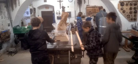 Práce se dřevem pod dohledem dospělého