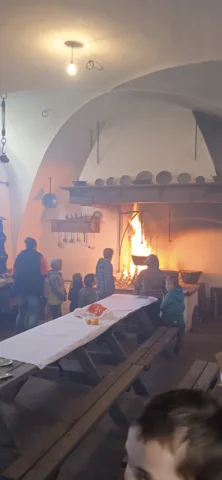 Večerní setkání u ohně v kuchyni tvrze