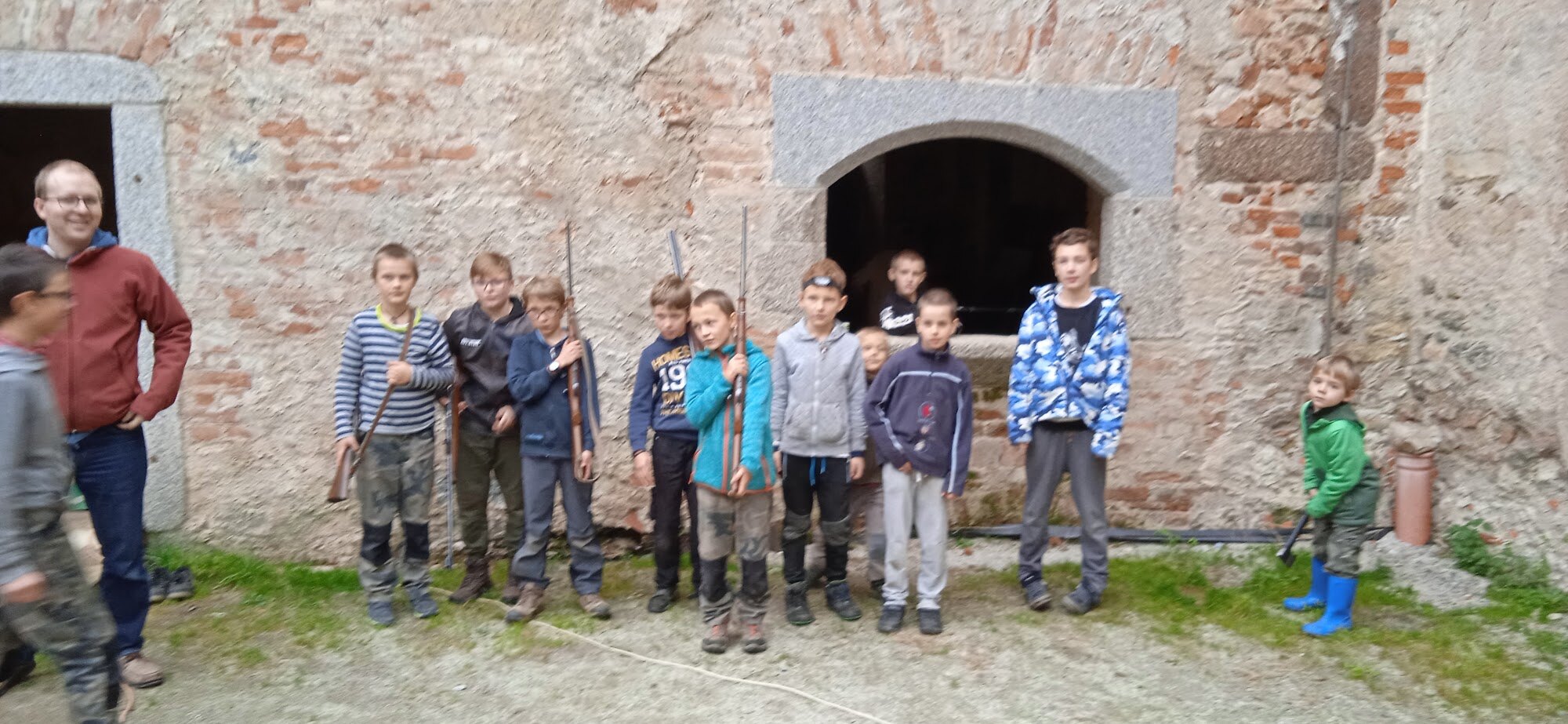 Práce chlapců venku během pobytu