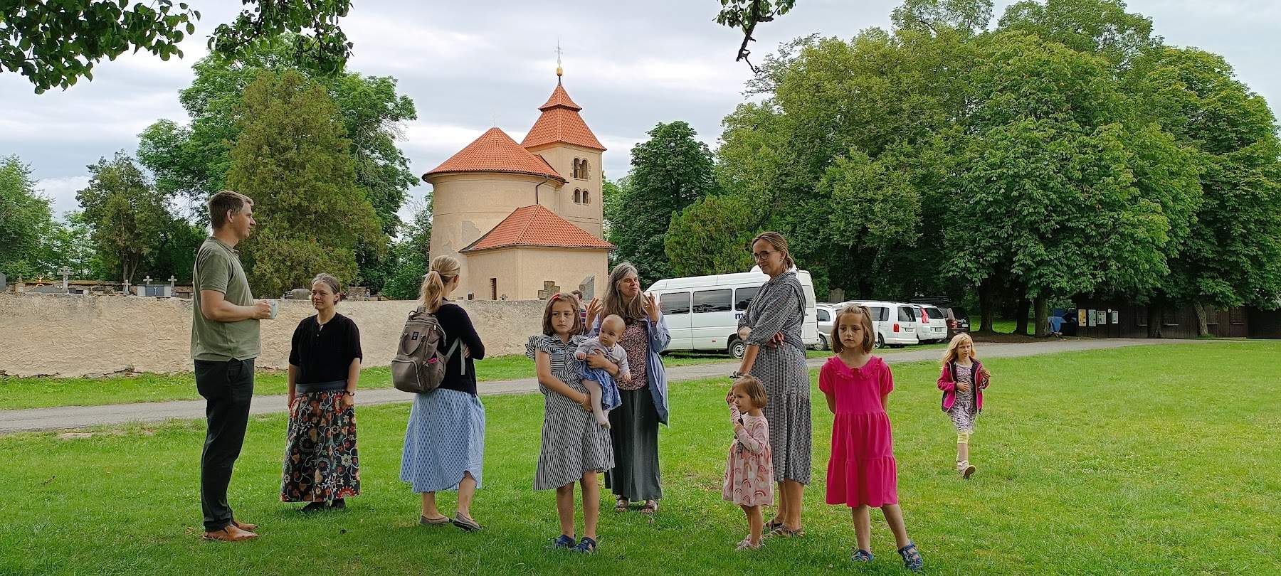 Rodiny před rotundou na Budči