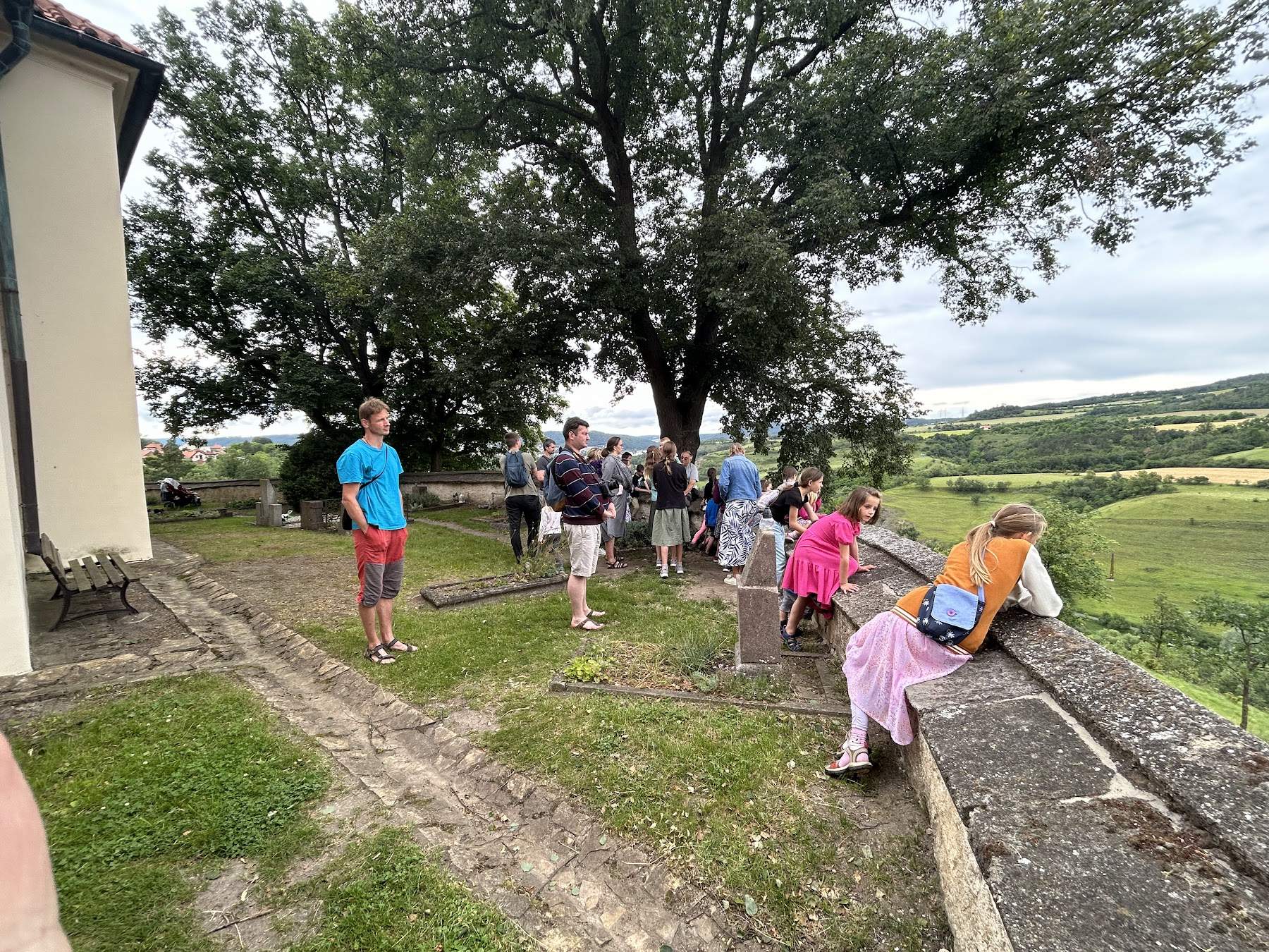 Děti a rodiče na tetínském hradišti