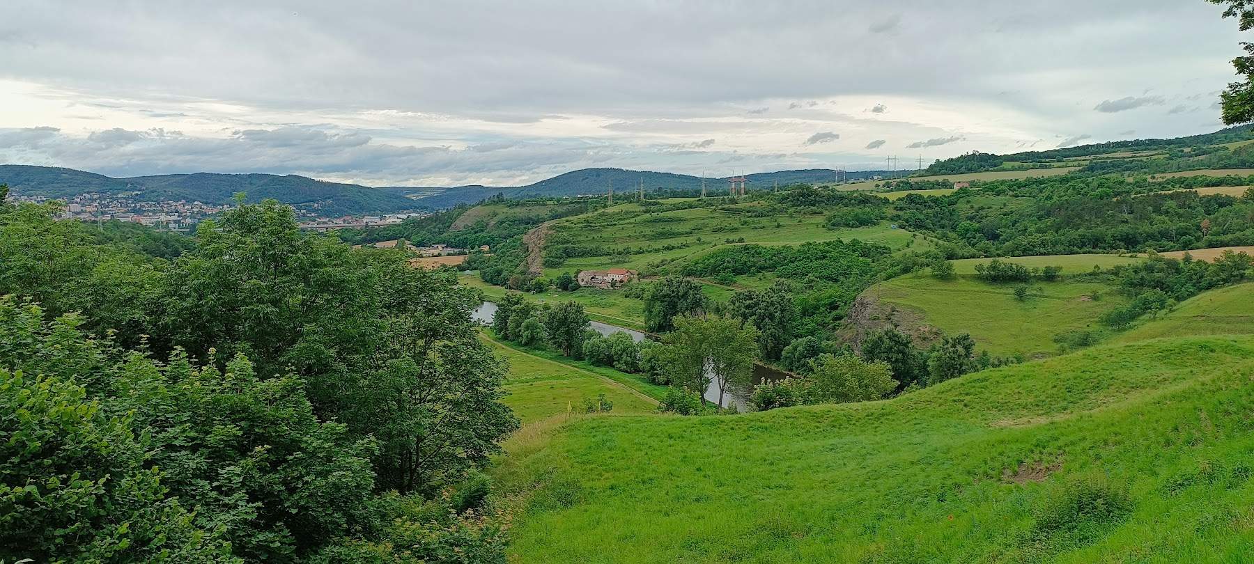 Výhled z Tetína do údolí Berounky