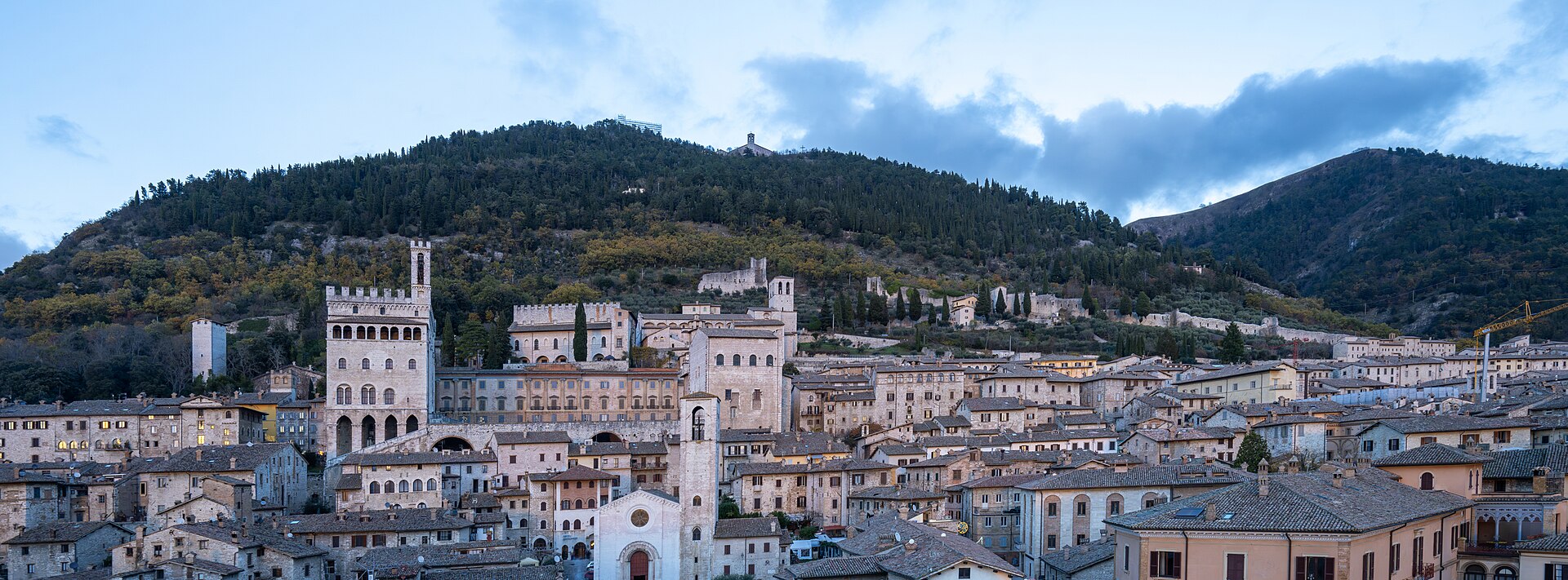 Panorama Gubbia s Palazzem dei Consoli pod horou Ingino